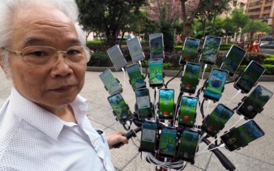 &apos;Pokemon Go grandpa&apos; plays game with 64 phones on his bike