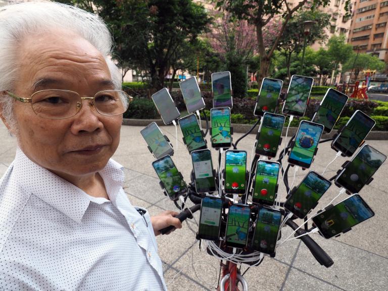 &apos;Pokemon Go grandpa&apos; plays game with 64 phones on his bike