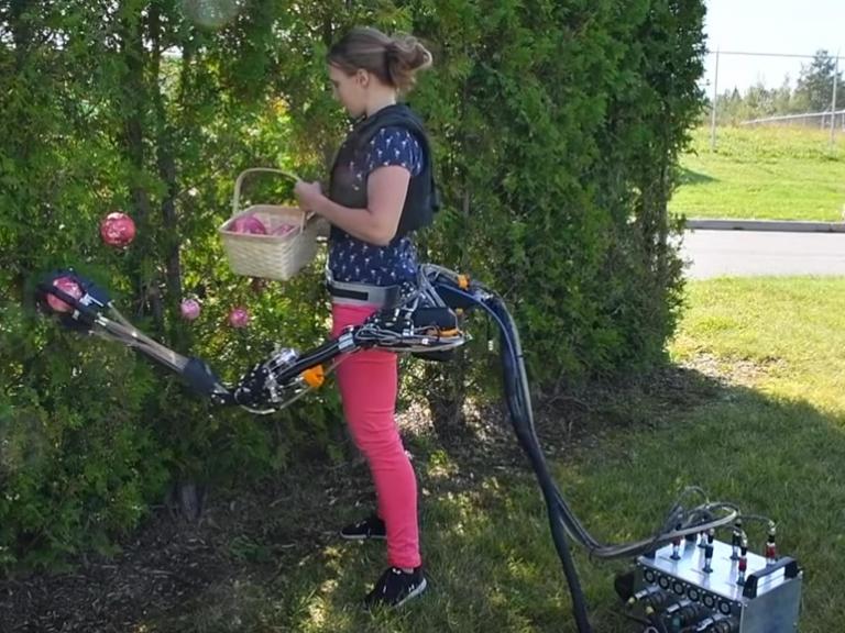 Robot arm that can paint and play badminton built by Canadian university