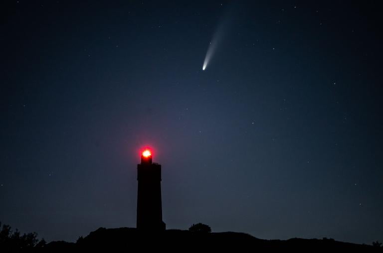 SpaceX&apos;s Starlink satellites ruin photos of rare Neowise comet appearance that only happens every 6800 years